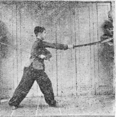 Posture 7, position de passage A (planche 7a) : comme un pas de la montée à gauche, le sabre droit balayant vers l’extérieur