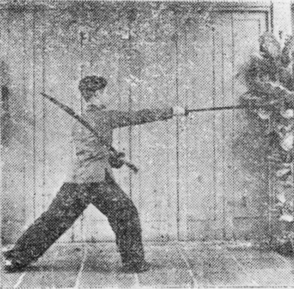 Posture 7, position de passage B (planche 7b) : le pas de la montée à droite, les sabres maintenus