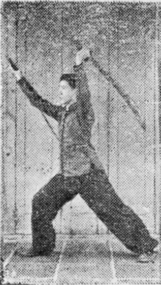 Posture 7, position de passage C (planche 7c) : le pied droit ramené devant, les sabres pendant en diagonale derrière le dos