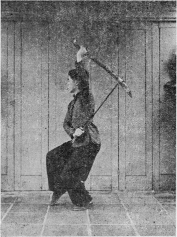 Posture 7, figure finale (planche 7d) : le pas de chevaucher le tigre à droite, le sabre gauche levé, le droit à la taille gauche, corps de biais vers le sud-est