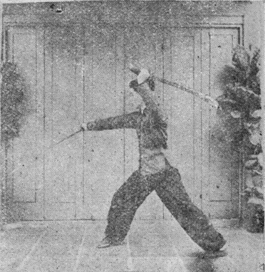 Posture 8, position de passage A (planche 8a) : le sabre droit balayant vers l’arrière