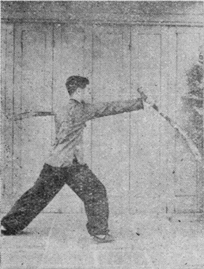 Posture 8, position de passage B (planche 8b) : le pied gauche passé derrière, les sabres suivant le corps