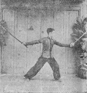 Posture 8, position de passage C (planche 8c) : le pied droit reculé en diagonale, le demi-tour engagé
