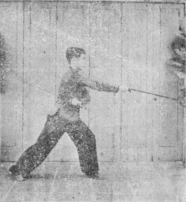 Posture 9, position de passage A (planche 9a) : le sabre droit balayant vers l’arrière