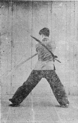 Posture 9, position de passage B (planche 9b) : le pied gauche passé derrière, les sabres suivant le corps