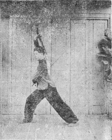 Posture 9, position de passage C (planche 9c) : le pied droit reculé en diagonale, le demi-tour engagé