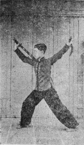 Posture 9, position de passage D (planche 9d) : le demi-tour achevé, les sabres sortis avec le corps