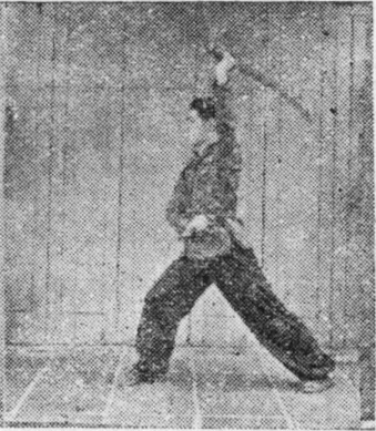 Posture 10, position de passage A (planche 10a) : le pied droit avant posé, le bond vers l’est engagé