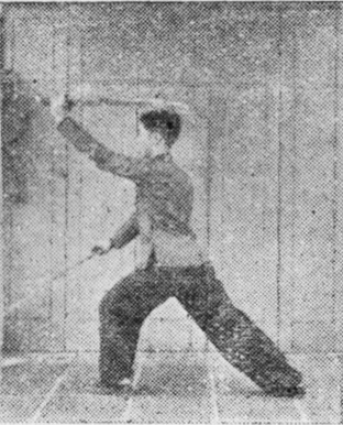 Posture 10, position de passage B (planche 10b) : le pas de bond vers l’est, les sabres suivant le corps