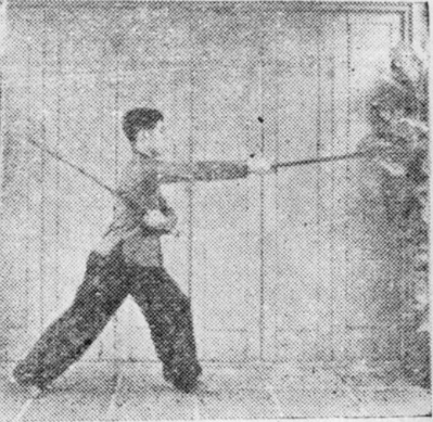 Posture 11, position de passage A (planche 11a) : le pas de la montée à gauche, le sabre droit balayant en diagonale vers le bas