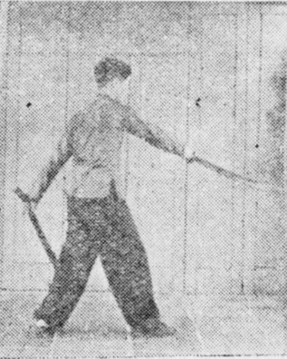 Posture 11, position de passage B (planche 11b) : le sabre gauche balayant vers le bas et l’arrière