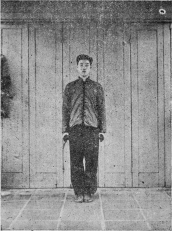 Posture 1 (planche 1) : debout, les pieds joints, les deux sabres tenus à plat, les tranchants vers l’extérieur