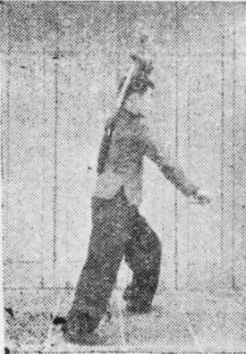 Posture 11, position de passage C (planche 11c) : le sabre gauche pendant en diagonale vers le haut, le droit retiré vers le bas
