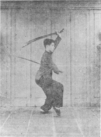 Posture 11, figure finale (planche 11d) : le pas de chevaucher le tigre à droite, le sabre gauche relevé après avoir passé devant le visage