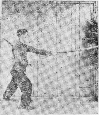 Posture 12, position de passage A (planche 12a) : comme un pas de la montée à droite vers le nord, le sabre gauche balayant de haut en bas