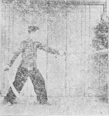 Posture 12, position de passage B (planche 12b) : le sabre droit tiré en diagonale vers le bas et l’arrière