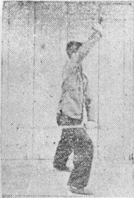 Posture 12, position de passage C (planche 12c) : le sabre droit passé derrière le dos jusqu’au-dessus de l’épaule gauche