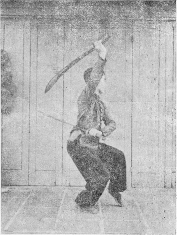 Posture 12, figure finale (planche 12d) : le pas de chevaucher le tigre à gauche, le sabre droit relevé jusqu’à la verticale