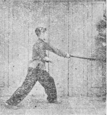 Posture 13, position de passage A (planche 13a) : le pas de la montée à gauche, le sabre droit balayant en diagonale vers le bas