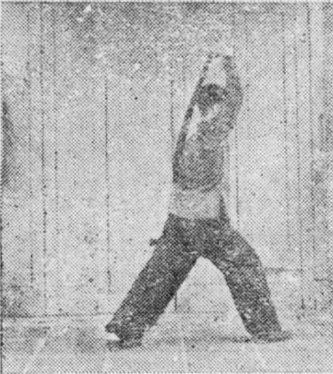 Posture 13, position de passage B (planche 13b) : le sabre gauche pendant en diagonale vers le haut, le droit retiré vers le bas