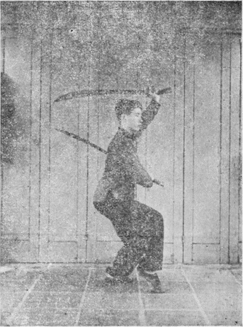 Posture 13, figure finale (planche 13c) : le pas de chevaucher le tigre à droite, le sabre gauche relevé