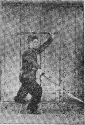 Posture 14, position de passage A (planche 14a) : le pied droit ouvert en avant, le sabre droit sorti