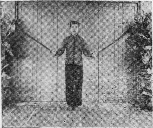 Posture 2, position de passage A (planche 2a) : les deux sabres écartés sur les côtés
