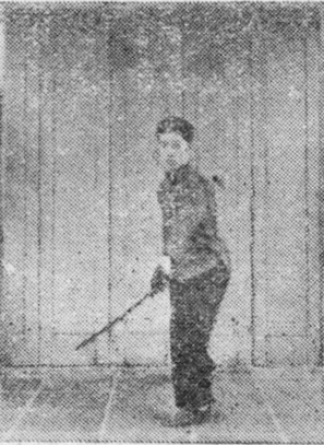 Posture 14, position de passage B (planche 14b) : les deux sabres écartés, l’un devant, l’autre derrière