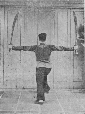 Posture 16 (planche 16) : le pied reposé, pas de la montée à droite, les sabres écartés à l’horizontale