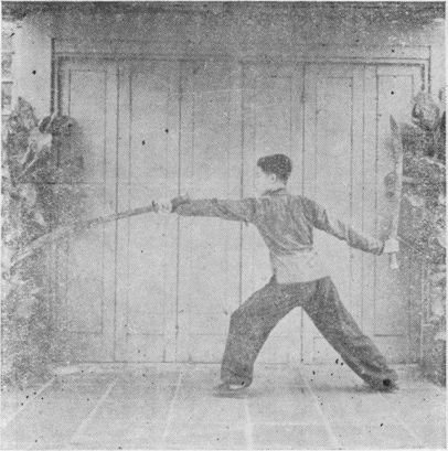 Posture 17 (planche 17) : le pas de la montée en ligne, le sabre gauche taillant en remontant, main retournée