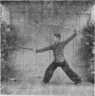 Posture 18 (planche 18) : le pas de la montée à droite, le sabre droit taillant de bas en haut, le gauche barrant au-dessus de la tête