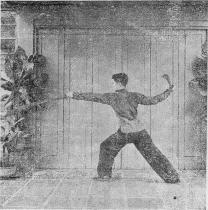 Posture 19, figure finale (planche 19b) : le pas de la montée à gauche, le sabre gauche taillant en remontant, le droit horizontal en arrière