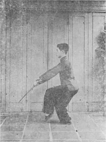 Posture 20 (planche 20) : le pas de chevaucher le tigre à gauche, le sabre droit posé sur le sabre gauche devant