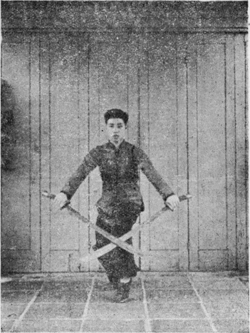 Posture 2, figure finale (planche 2b) : le pas de chevaucher le tigre à droite, les sabres croisés, le droit au-dessus, le gauche au-dessous