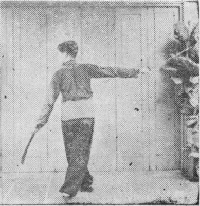 Posture 21, position de passage A (planche 21a) : le sabre droit balayé vers l’ouest, le pied gauche passé à l’ouest en pas furtif