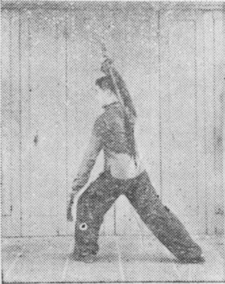 Posture 21, position de passage B (planche 21b) : le pas de la montée à gauche, le sabre droit relevé et tourné au-dessus de la tête