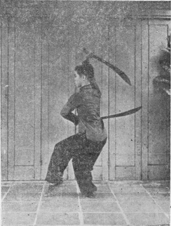 Posture 21, figure finale (planche 21c) : le pas de chevaucher le tigre à gauche, le sabre droit levé, le gauche sous la taille