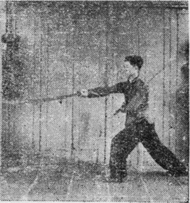Posture 22, position de passage A (planche 22a) : le pied gauche ouvert, le sabre droit balayant horizontalement vers l’avant