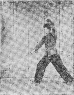 Posture 22, position de passage B (planche 22b) : le sabre gauche passé devant le visage et levé au-dessus de la tête