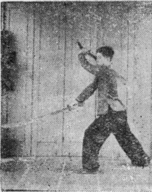 Posture 22, position de passage C (planche 22c) : le sabre gauche tourné jusqu’à l’extérieur de l’épaule droite