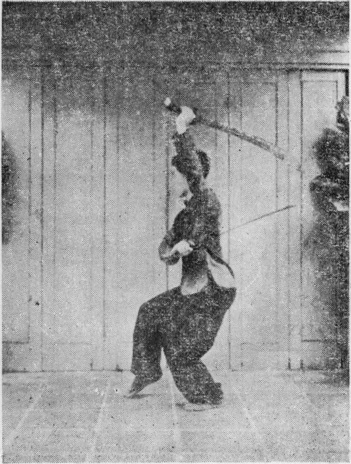 Posture 22, figure finale (planche 22d) : le pas de chevaucher le tigre à droite, le sabre gauche levé en haut à gauche, le droit à la taille gauche