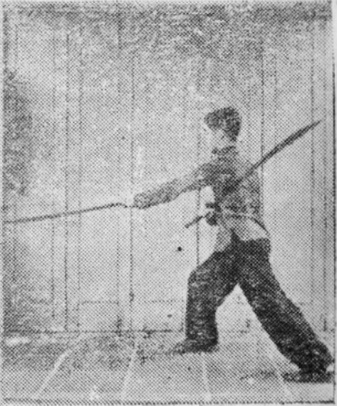 Posture 23, position de passage A (planche 23a) : le pied droit ouvert comme en pas de la montée, le sabre gauche balayé vers l’extérieur