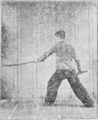 Posture 23, position de passage B (planche 23b) : le sabre droit sorti en diagonale de la taille et balayé vers l’arrière