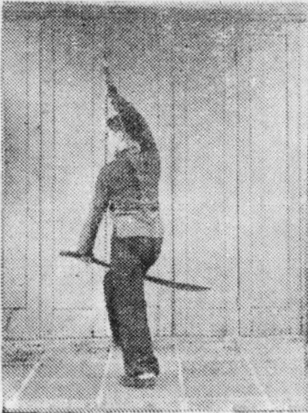 Posture 23, position de passage C (planche 23c) : le sabre gauche pendant en bas, le sabre droit élevé contre le dos