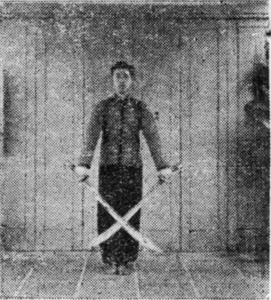 Posture 3, position de passage A (planche 3a) : le pied arrière claque devant, position de garde-à-vous