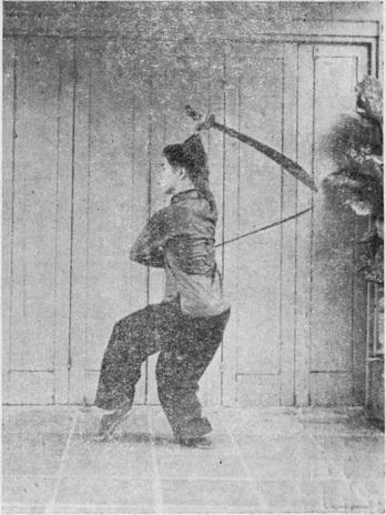Posture 23, figure finale (planche 23d) : le pas de chevaucher le tigre à gauche, le sabre droit revenu en haut, le gauche sous l’aisselle