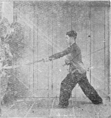 Posture 24, position de passage A (planche 24a) : le pied gauche ouvert, le sabre droit balayant horizontalement vers l’avant
