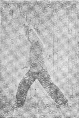 Posture 24, position de passage B (planche 24b) : le sabre gauche passé devant le visage et levé au-dessus de la tête