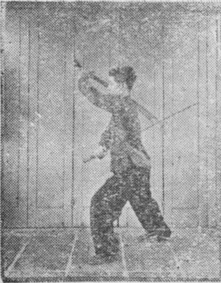 Posture 24, position de passage C (planche 24c) : le sabre gauche tourné jusqu’à l’extérieur de l’épaule droite