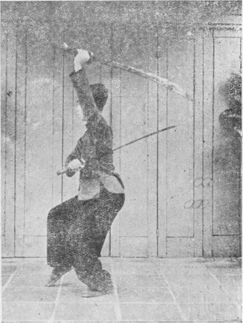 Posture 24, figure finale (planche 24d) : le pas de chevaucher le tigre à droite, le sabre gauche levé en haut à gauche, le droit à la taille gauche